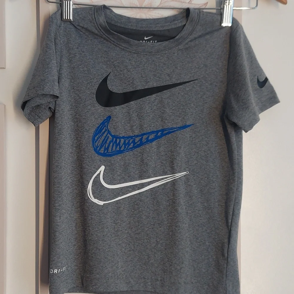 ⭐️ 5/$30 Nike swoosh youth dri fit, medium, size 6